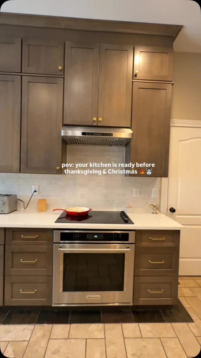 It’s a sign! 🍁
Are you ready to enjoy fall, thanks giving & Christmas in your kitchen ?!🤗

Cabinets @fabuwood 
Countertop @stratussurfacesaustin 
Designed & installed by @cabinettotx 

Kitchenremodel AustinCabinets Customkitchen