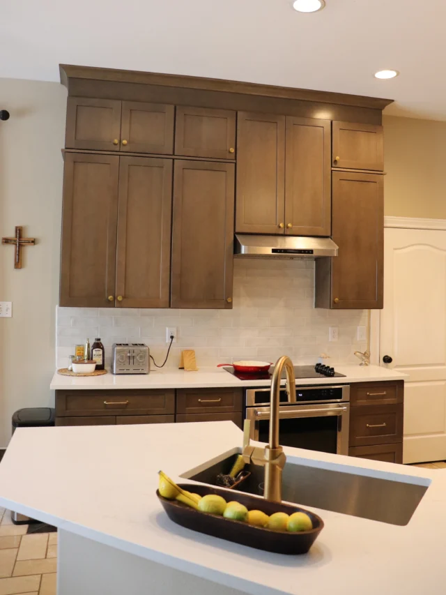 Mocha Shaker by @fabuwood completely stole the show in this stunning kitchen transformation. 🤎✨

From the warm wood tones to the timeless design, every detail came together beautifully. A huge thank you to our incredible team for all the hard work and dedication that made this project possible!

Our client chose Fabuwood’s semi-custom Mocha Shaker cabinetry. While Fabuwood offers a wider selection of painted finishes than stained options, the client had a clear vision from the start and they absolutely fell in love with the Mocha stain. It complements the home’s Spanish villa-inspired style perfectly, adding warmth, character, and timeless elegance.

Designed, supplied, and installed by your truly Cabinetto.