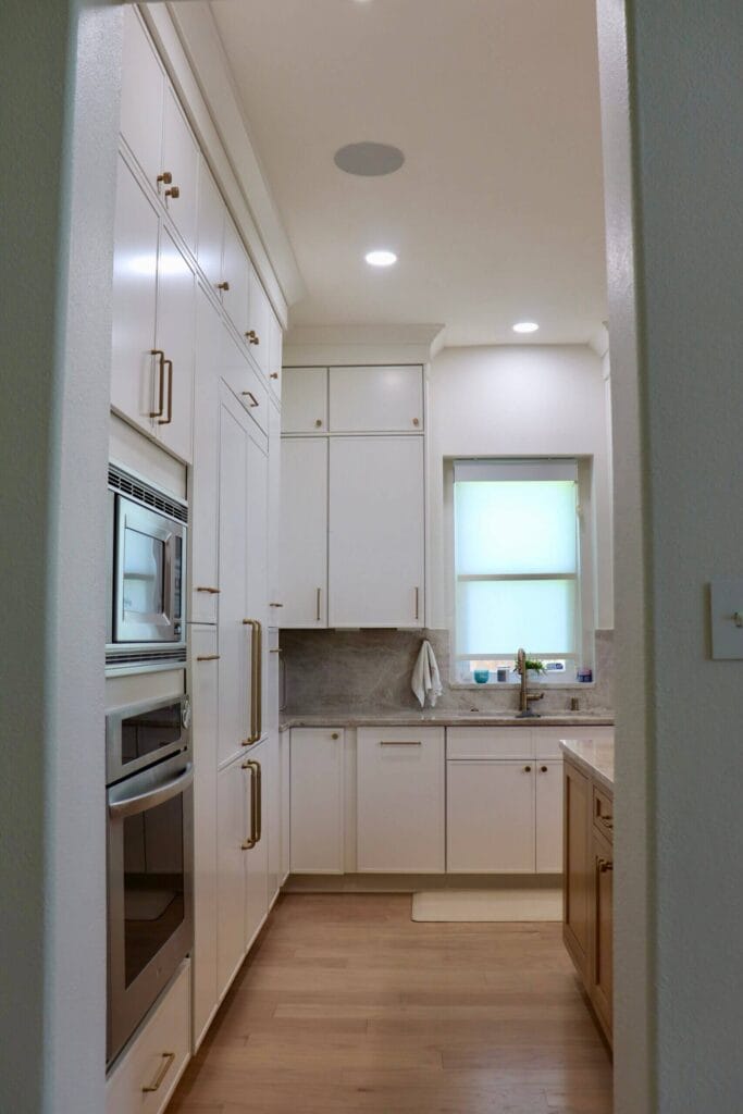 Durasupreme White Oak island, Fabuwood Dove on the perimeter, Taj Mahal quartzite countertops