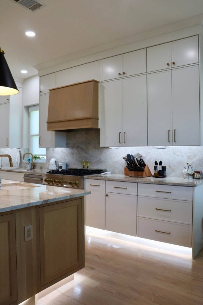 Durasupreme White Oak island, Fabuwood Dove on the perimeter, Taj Mahal quartzite countertops
