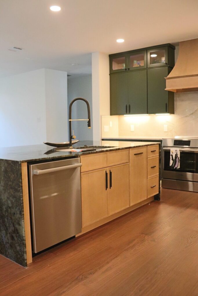 Fabuwood Slim Shaker in Hunter Green and Timber for the kitchen