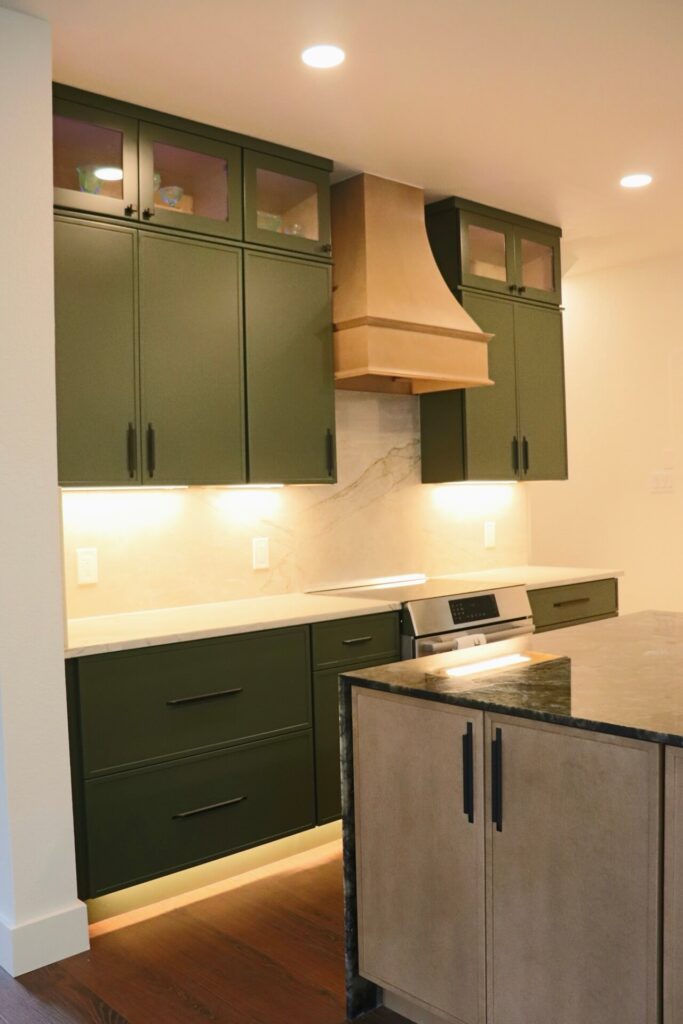 Fabuwood Slim Shaker in Hunter Green and Timber for the kitchen