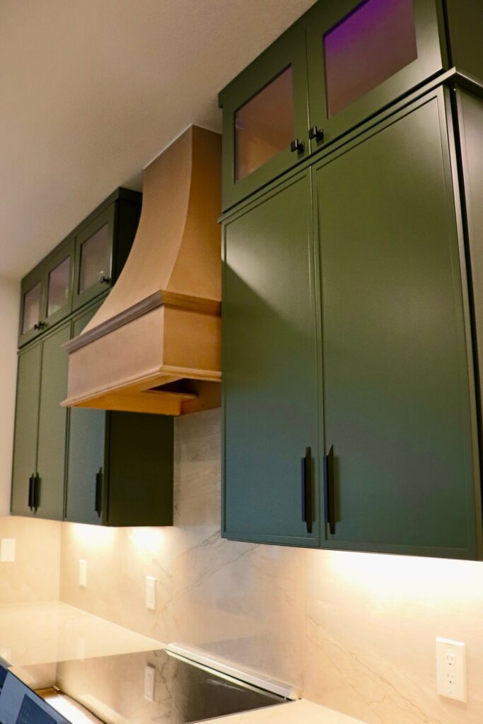 Fabuwood Slim Shaker in Hunter Green and Timber for the kitchen