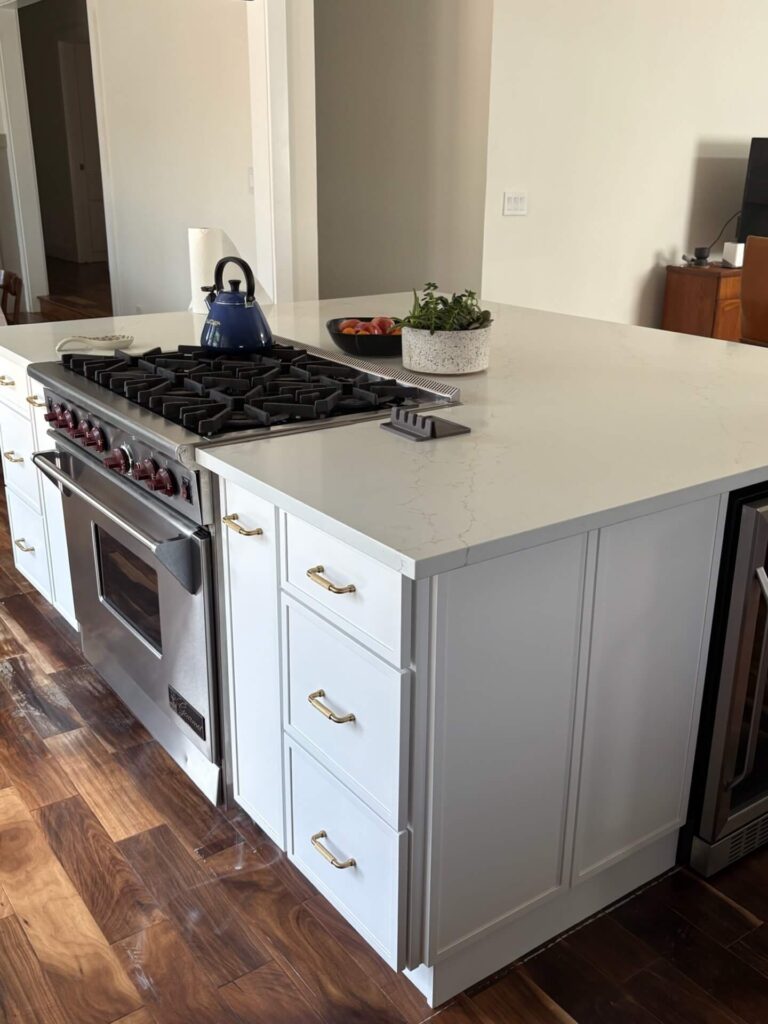 RTA Slim White Shaker cabinets with Stratus Lenox Oro countertops.